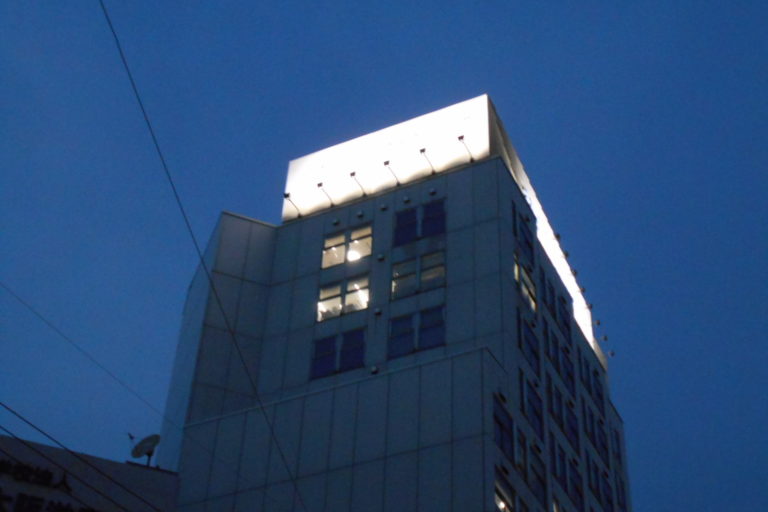 某大阪市専門学校看板LED照明取替工事